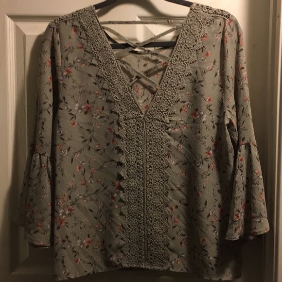 Blouse with lace back - Picture 2 of 2